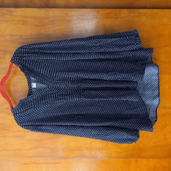 Old Navy Black & White Flower Print V-Neck With Pleated Chest, Ho-Lo Hem - Picture 9 of 10